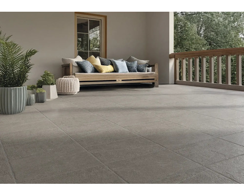 Terasa cu plăci de terasă gri, bancă de lemn și plante decorative