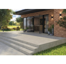 Terasa cu scară exterioară și fațadă cu lămpi de perete