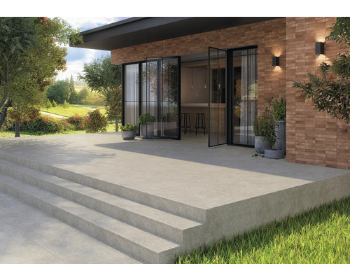 Terasa cu scări de piatră și casă cu zid de cărămidă