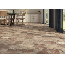 Interior cu gresie de podea în stil vintage, zonă de luat masa cu scaune și masă