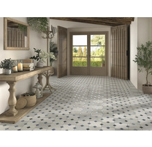 Hol luminos cu podea de gresie cu design modelat, consolă din lemn și uși din lemn