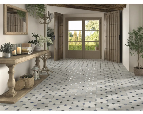 Hol luminos cu podea de gresie cu design modelat, consolă din lemn și uși din lemn