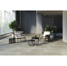 Cameră luminoasă cu fotolii, măsuțe de cafea, plante și felinare