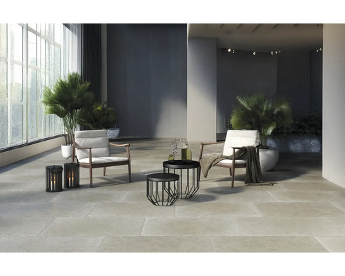 Cameră luminoasă cu fotolii, măsuțe de cafea, plante și felinare