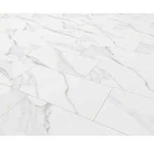 Podea din plăci cu aspect de marmură