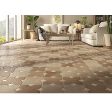 Living cu gresie de podea în stil marocan, canapele albe și mese din lemn