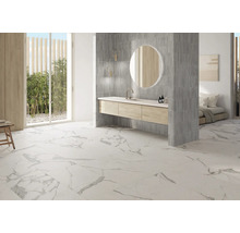 Baie modernă cu podea de marmură, lavoar și oglindă