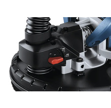 Prim-plan cu o mașină de frezat caneluri în perete cu dispozitiv de aspirare și comutator roșu pentru reglarea adâncimii de frezare