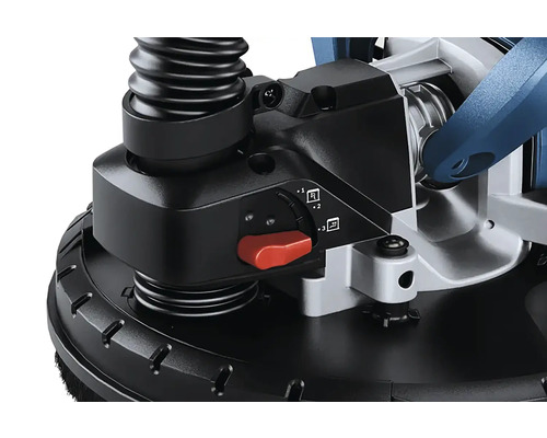 Prim-plan cu o mașină de frezat caneluri în perete cu dispozitiv de aspirare și comutator roșu pentru reglarea adâncimii de frezare