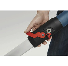 Prim-plan cu o mână care acționează maneta roșie a unui fierăstrău pentru crengi.