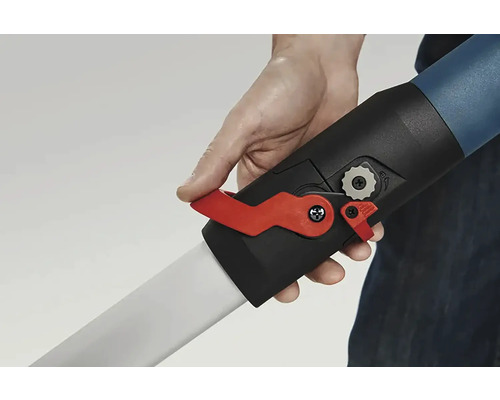 Prim-plan cu o mână care acționează maneta roșie a unui fierăstrău pentru crengi.