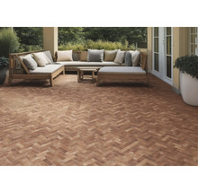 Terasa cu podea din cărămidă în model herringbone și zonă de relaxare