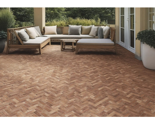 Terasa cu podea din cărămidă în model herringbone și zonă de relaxare