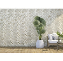 Decor de perete cu plăci de mozaic în model herringbone, combinat cu o plantă și un loc de ședere