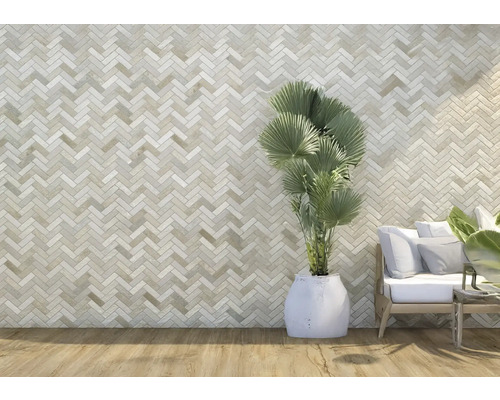 Decor de perete cu plăci de mozaic în model herringbone, combinat cu o plantă și un loc de ședere