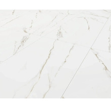 Podea cu plăci albe cu aspect de marmură