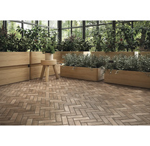 Cameră cu plante în cutii de lemn și gresie în model herringbone