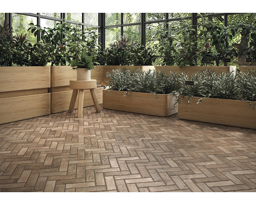 Cameră cu plante în cutii de lemn și gresie în model herringbone