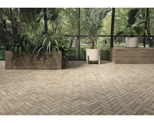 Interior cu podea din cărămidă în model herringbone și jardiniere