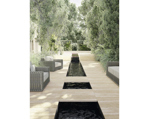 Exterior cu curs de apă și locuri de relaxare în grădină