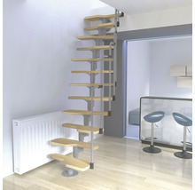 Vedere a camerei cu o scară dreaptă care economisește spațiu, cu trepte din lemn și balustradă metalică