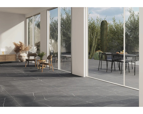 Exemplu de interior cu gresie în design modern, completat cu mobilier și vedere la o terasă exterioară cu grădină