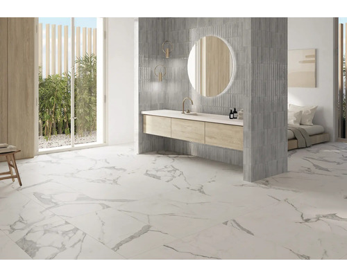 Baie luminoasă cu podea de marmură, lavoar și faianță gri