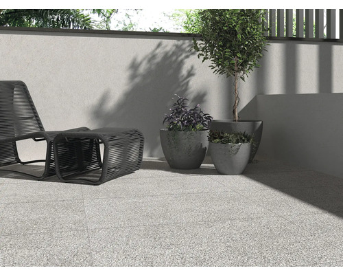 Spațiu exterior cu pavaj, fotoliu lounge și jardiniere