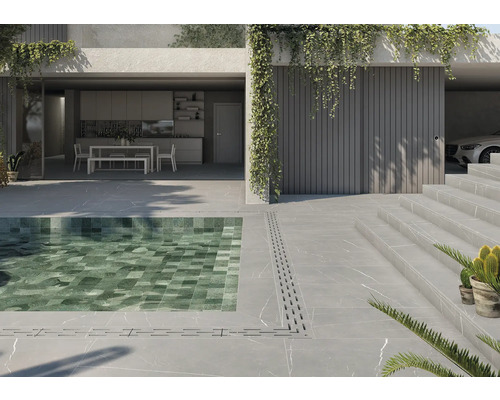 Treaptă gresie rectificată Concept Grey 33x120 cm Exterior cu piscină, podea cu gresie și design peisagistic.