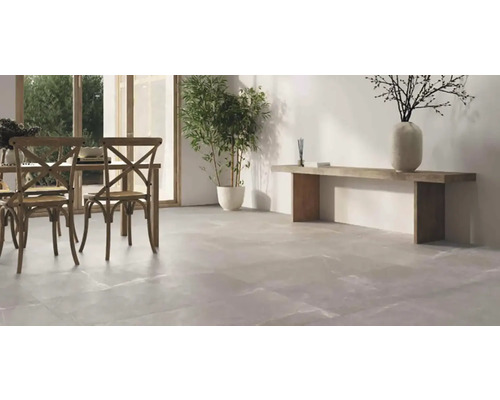 Cameră luminoasă cu gresie de marmură, masă și scaune din lemn și plante decorative.