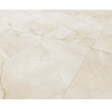 Podea acoperită cu plăci ceramice cu aspect de marmură