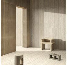 Cameră luminoasă cu gresie, scaun și decorațiuni