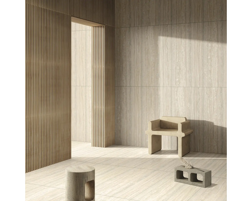 Cameră luminoasă cu gresie, scaun și decorațiuni