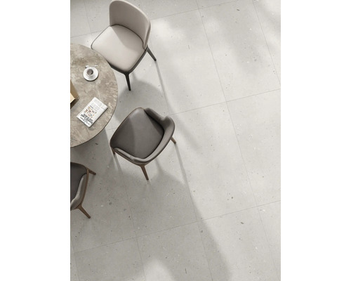 Gresie de podea în stil terrazzo, combinată cu scaune și o masă.