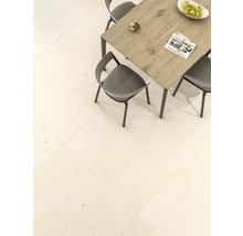 Pardoseală cu gresie cu masă și scaune