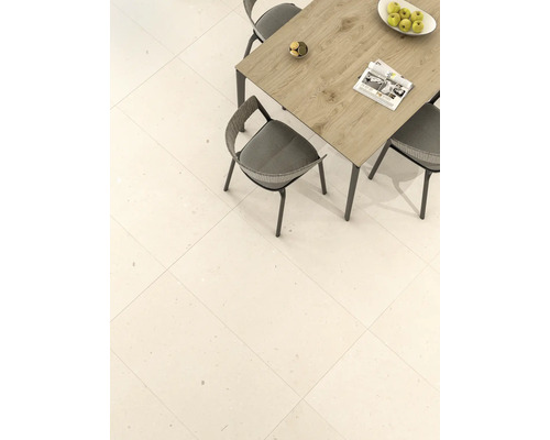 Pardoseală cu gresie cu masă și scaune