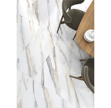 Podea deschisă la culoare, placată cu o structură de marmură în sufragerie.