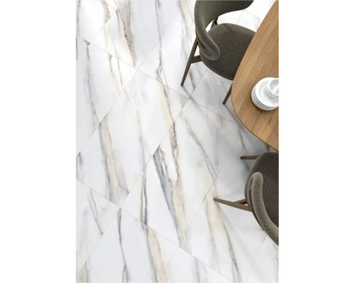 Podea deschisă la culoare, placată cu o structură de marmură în sufragerie.