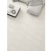 Montare de gresie de pardoseală într-un living luminos cu canapea și masă