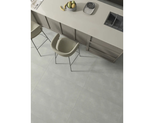 Scenă luminoasă de bucătărie cu pardoseală cu gresie, blat de bucătărie și scaune de bar