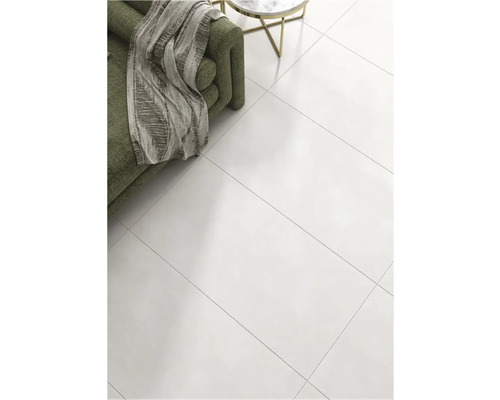 Cameră luminoasă cu gresie, canapea și măsuță laterală