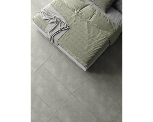 Pat cu lenjerie de pat pe gresie