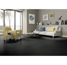 Cameră de zi cu canapea, fotoliu și pardoseală închisă la culoare