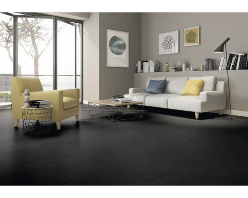 Cameră de zi cu canapea, fotoliu și pardoseală închisă la culoare