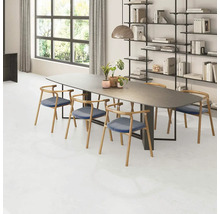 Sufragerie cu masă, scaune și raft