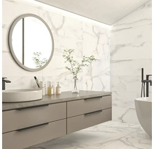 Baie modernă cu gresie de marmură, lavoar cu sertare și oglindă rotundă