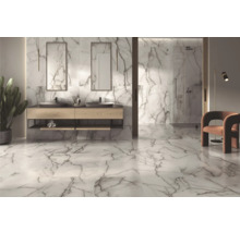 Baie modernă cu gresie de marmură pe pereți și podea, lavoar cu două chiuvete și duș