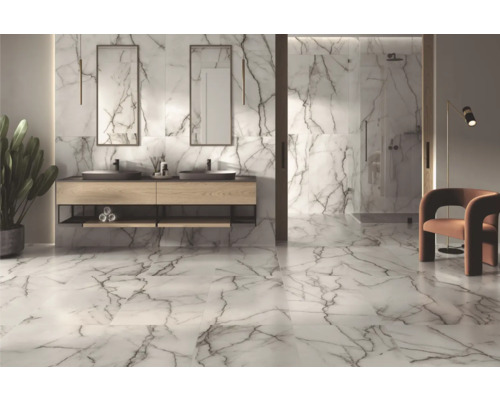 Baie modernă cu gresie de marmură pe pereți și podea, lavoar cu două chiuvete și duș