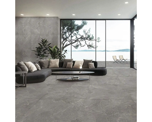 Cameră de zi luminoasă cu gresie gri cu aspect de marmură, canapea și vedere la lac