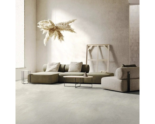 Living cu canapea, masă și aranjament decorativ de flori uscate sub tavan